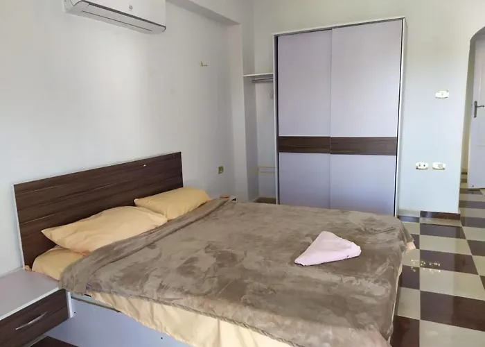 4 Bed *